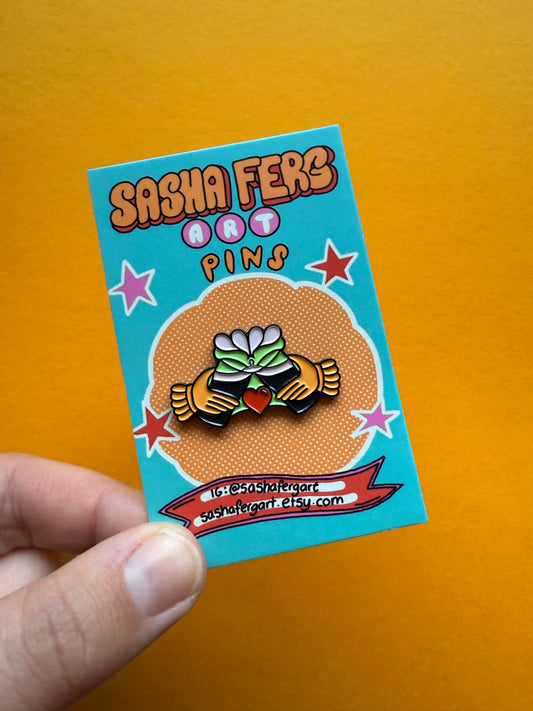 Sláinte Claddagh Pin / cheers Claddagh pin